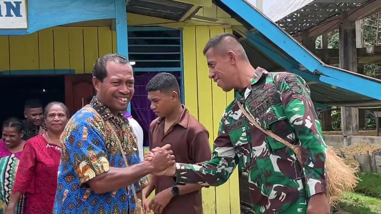 Prajurit Yonif TP 859/RBK Laksanakan Ibadah Minggu dan Berbagi Kebahagiaan Bersama Masyarakat