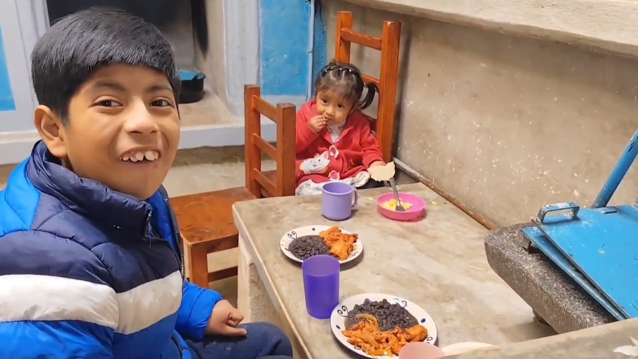 Las lluvias no paran gracias a Dios todos aquí estamos bien le cocino a mis hijos un huevo revuelto 