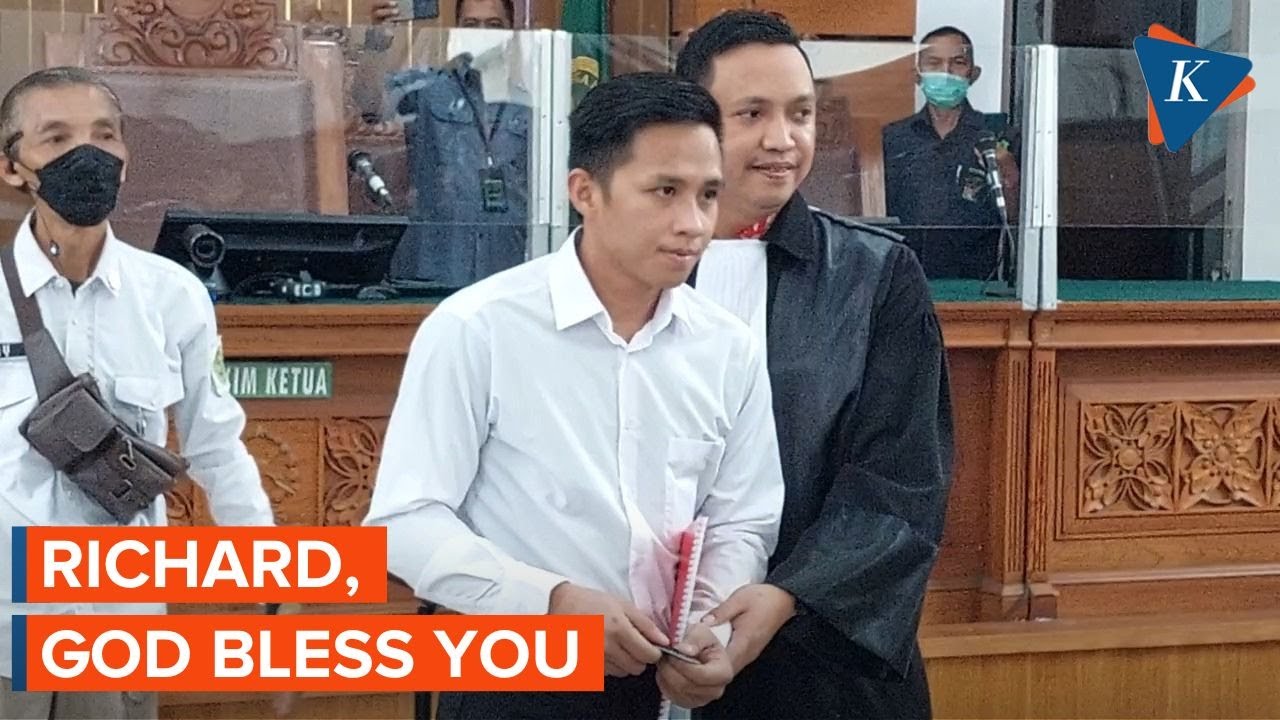 Momen Bharada E Diteriaki Fans Sebelum Sidang Berlangsung