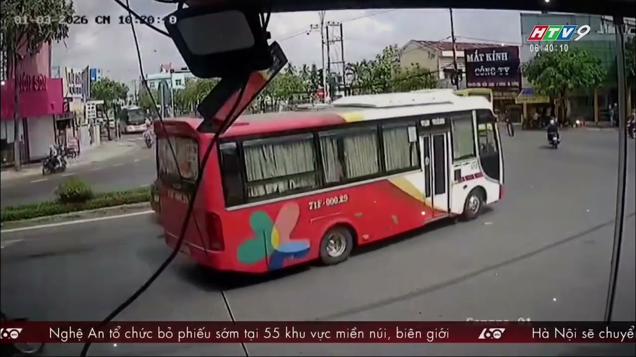 Xe tải cẩu đổ nhớt, nhiều xe máy bị té ngã trên đường - 🎥 60 Giây, HTV