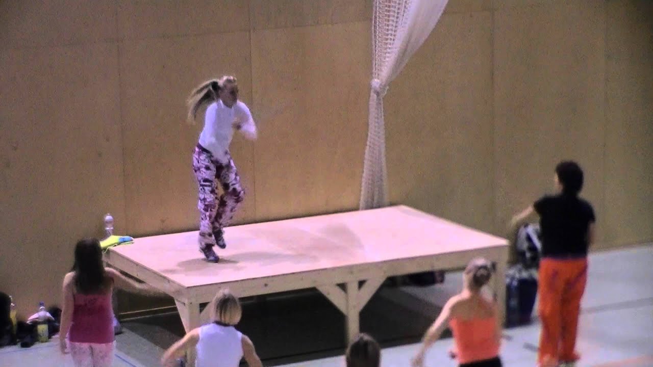Lucie Tvrdoňová - Rain over me (warm up)