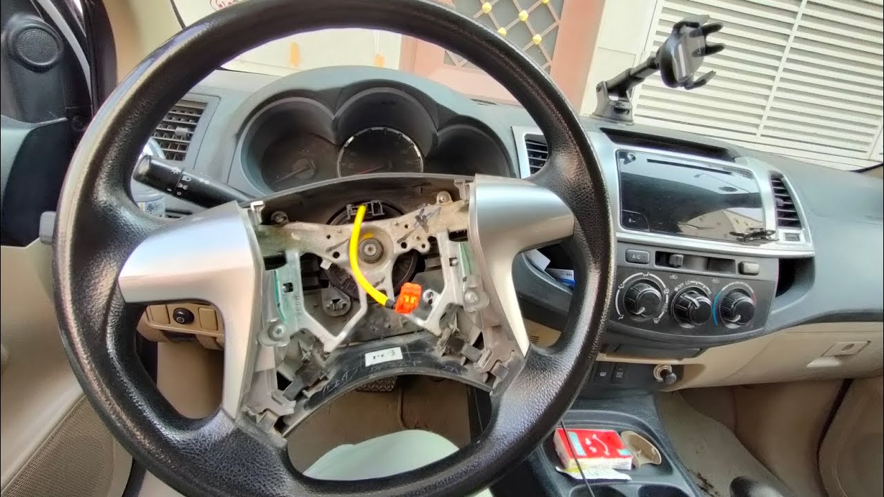 Toyota Fortuner steering wheel airbag removal.. طريقه فك كبسوله ايرباج تويوتا فورتشنر