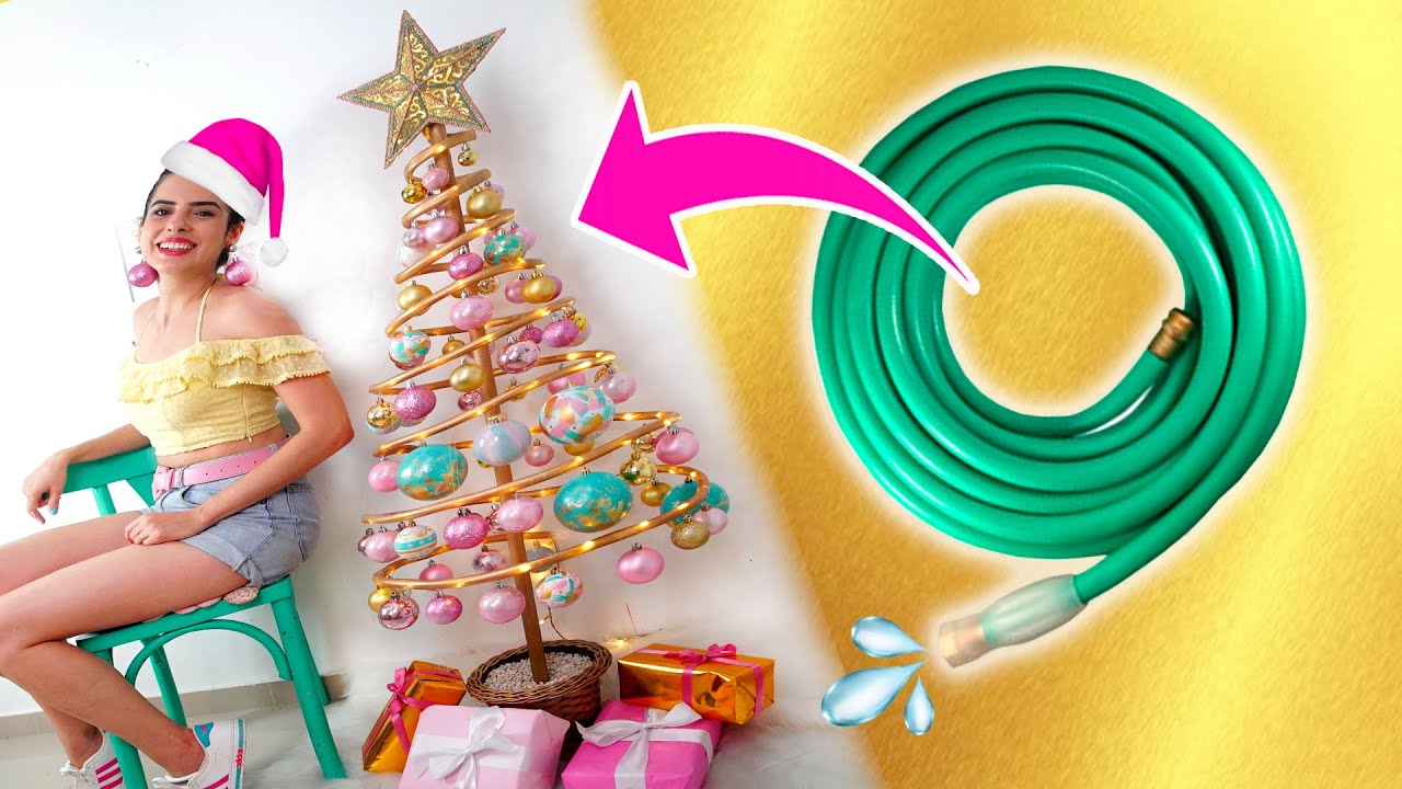 FIZ ARVORE DE NATAL COM MANGEUIRA DE JARDIM E PINTEI TODAS AS BOLINHAS! Paula Stephania