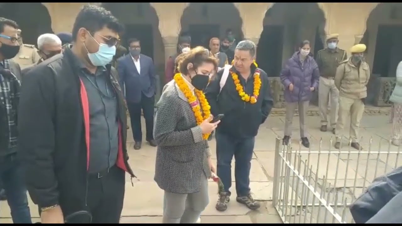 अमेरिका एम्बेसडर पेट्रीसिया ए लसीना पहुंची आभानेरीराजस्थानी परंपरागत स्कूली छात्राओं ने किया स्वागत