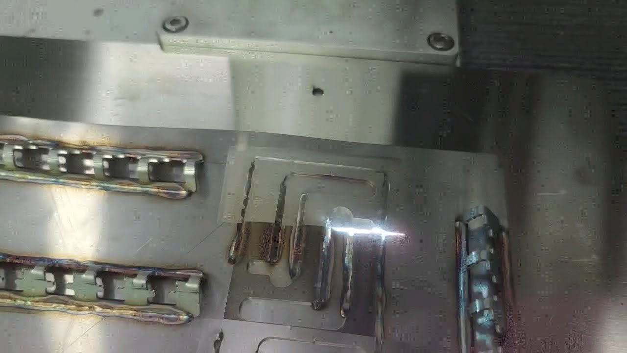 Video of 100W fiber cleaning machine cleaning welding gap.