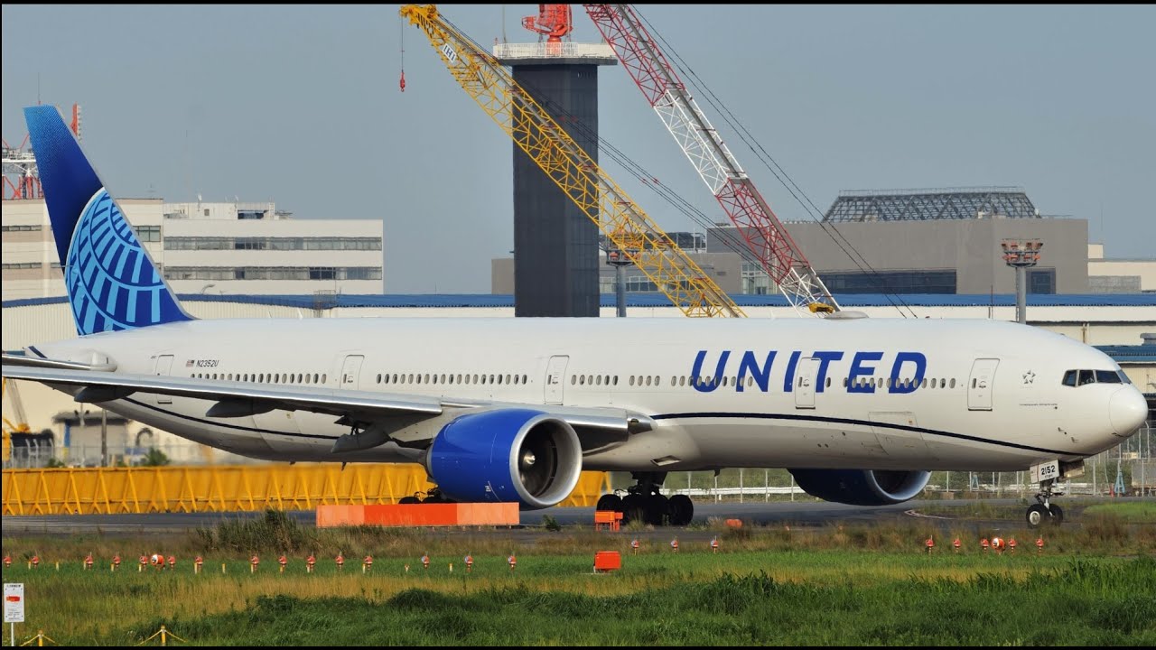 United Airlines Boeing 777-300ER N2352U Takeoff from Narita 16R