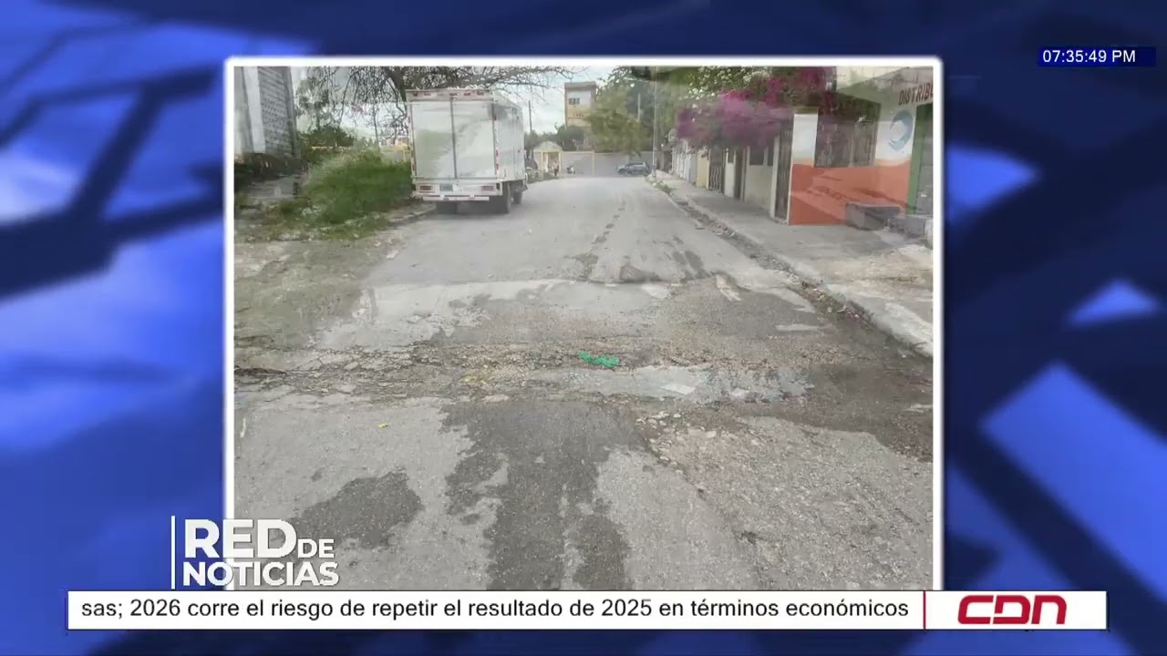Desagüe afecta calle que conduce a Centro Educativo Apolonia Ledesma, Barahona