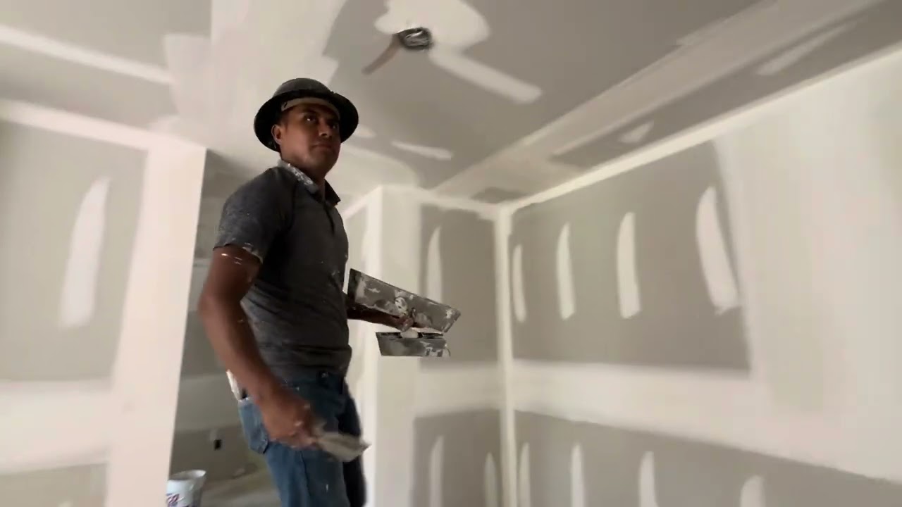 Skim con los gallos #drywall #finisher #skim