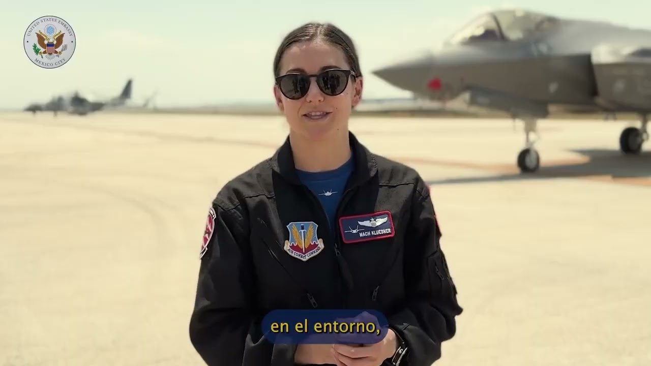 La Mayor Melanie Kluesner vuela el F-35 de la USAF, durante FAMEX 2025