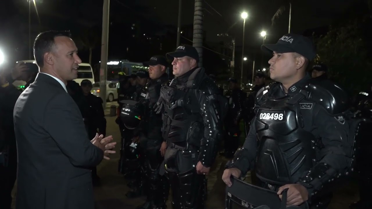 Ministro Pedro Sánchez saluda a policías de UNDMO que protegen a colombianos en protestas