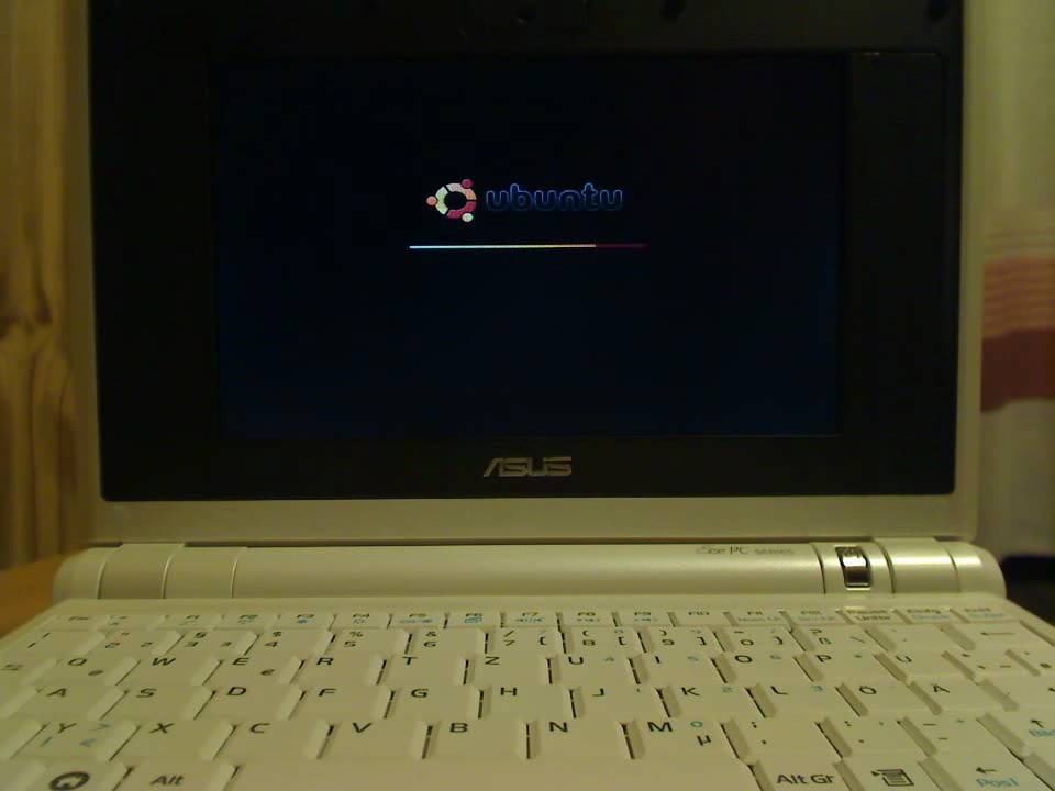 Ubuntu 9.04 booting on Eee PC 701