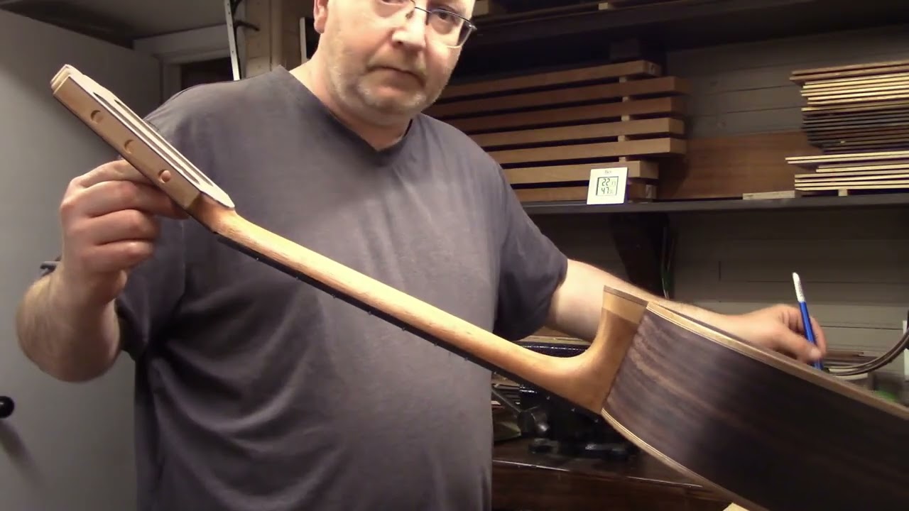 Construction d'une guitare classique en accéléré - Épisode 13 La finition partie 1