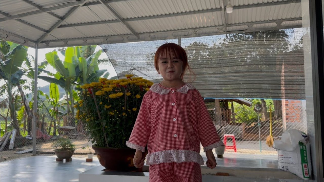 Huyền Hrê cùng với em phòng ăn món đặc sản cà mau