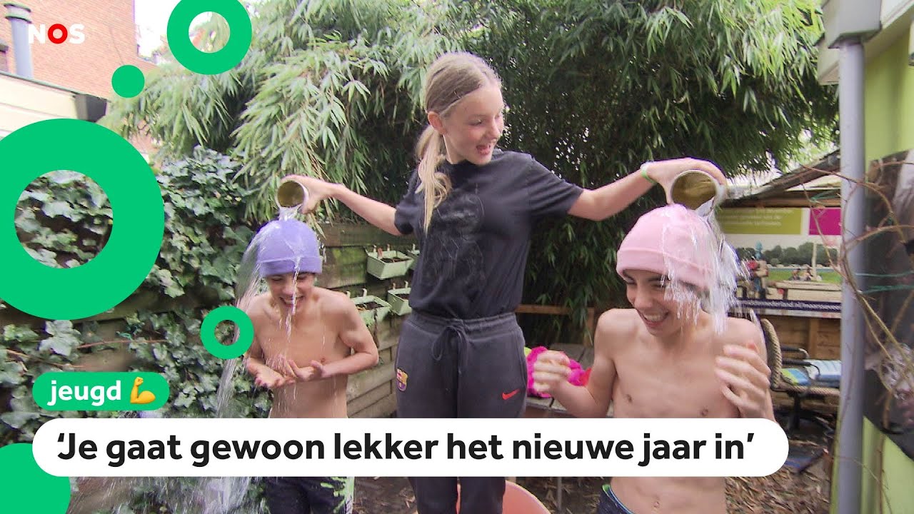 Deze kinderen doen een Nieuwjaarsduik in hun eigen tuin