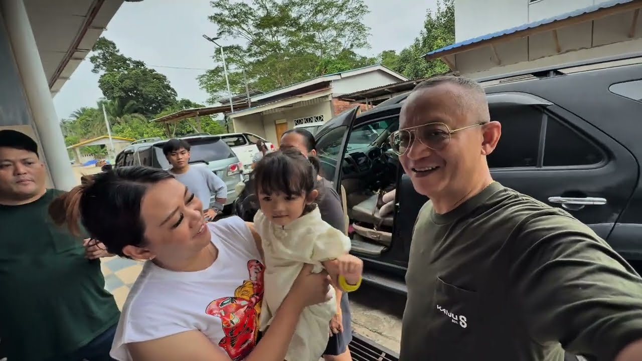 TERIMA KASIH APAI NYA & BUJANG SIGAT SUDAH BERI BANYAK BUAH TANGAN UNTUK DIBAWA BALIK KUCHING 
