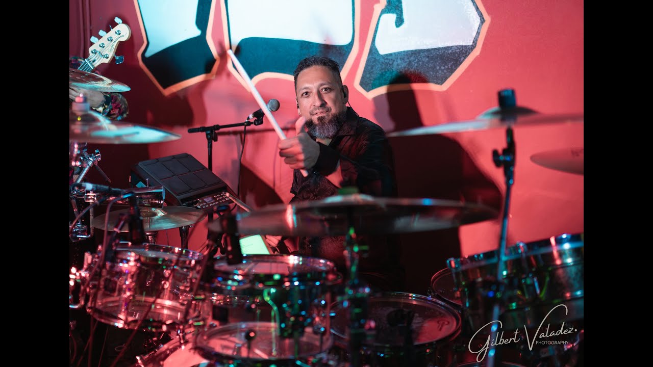 Mike Gonzalez & the Iconiczz 