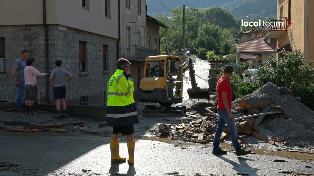 Niardo invasa da massi e detriti: le immagini del primo giorno, ruspe al lavoro