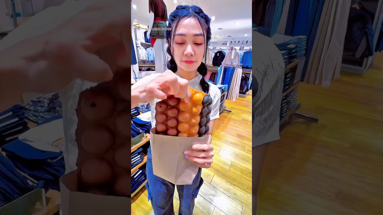 Beautiful Chef Cooks 3 Flavours Egg Waffle 🧇 Chocolate, Cheese & Peanut Butter in KL Streets! 🇲🇾
