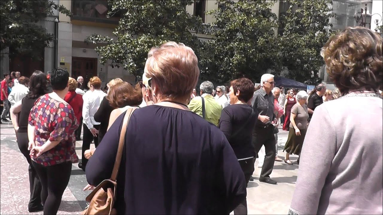 Baile de mayores en la plaza del Carmen. Granada