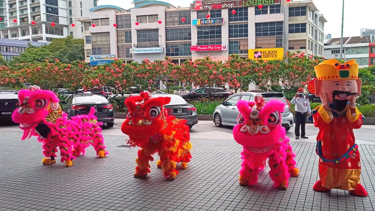 3 Lion Dance with God of Fortune (Múa Lân)