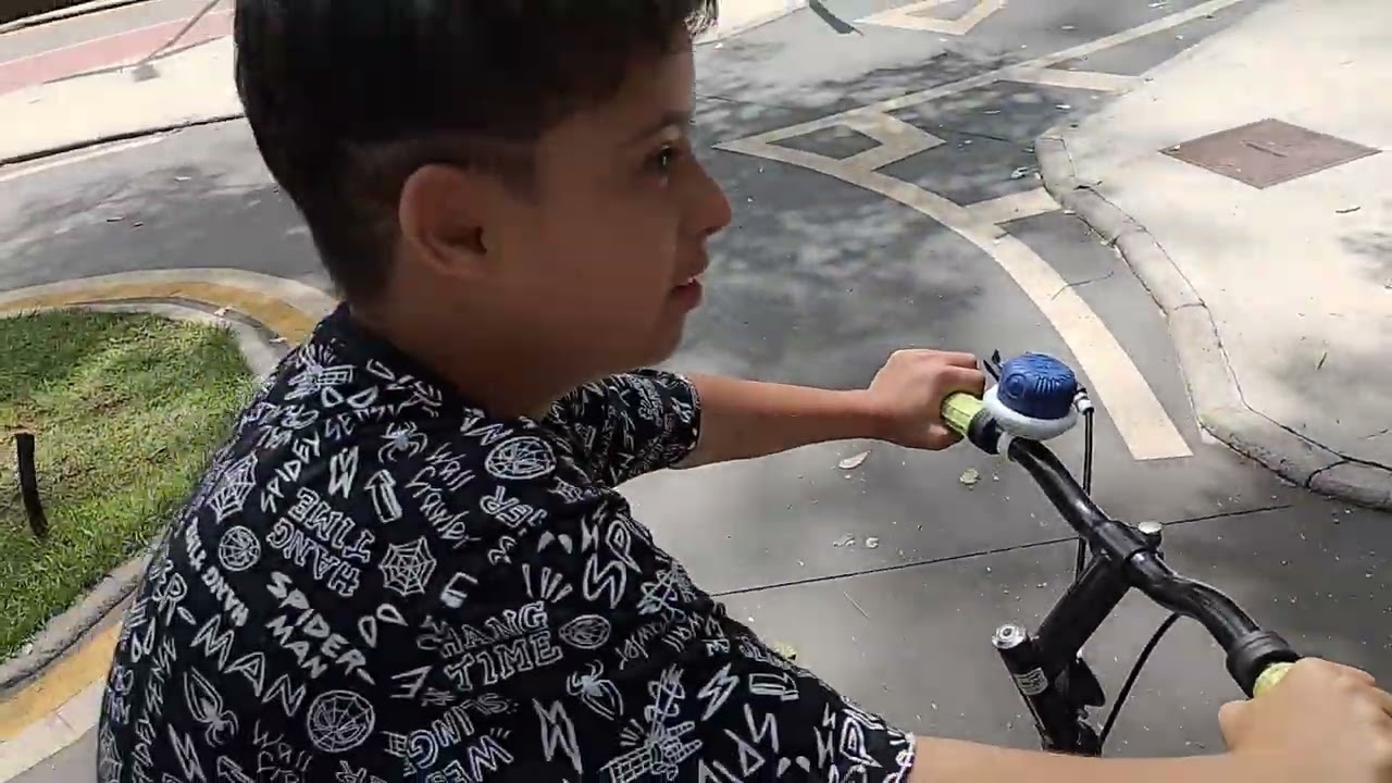 Aprendendo as regras no trânsito.