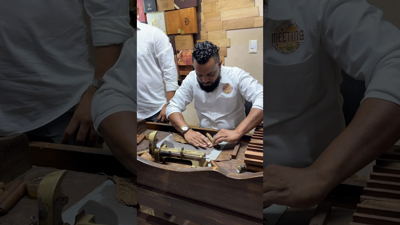 🍂 THE ART OF CIGAR ROLLING: A MASTER CRAFTMAN'S TOUCH #handrolledcigars