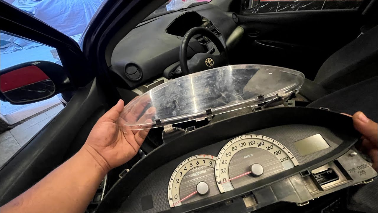 طريقه فك وتنظيف عدادات تويوتا ياريس.. Toyota Yaris gauges removal and cleaning