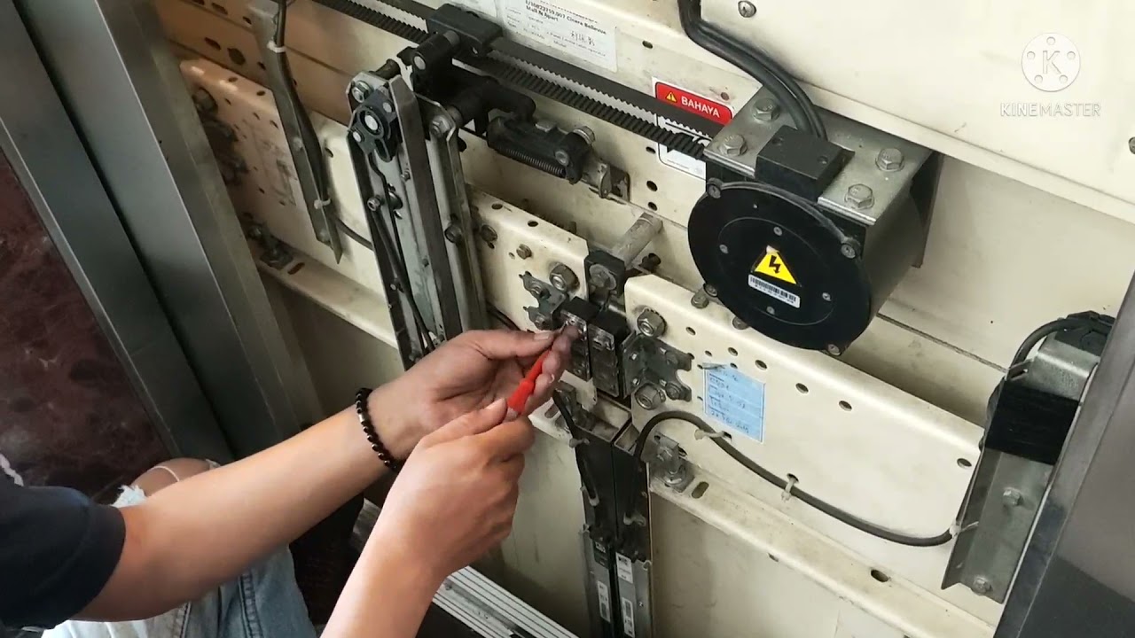 PERBAIKAN SISTEM MECHANIC PINTU LIFT YG RUSAK YG MEMBUAT LIFT ERROR DAN PENUMPANG TERJEBAK DLM LIFT