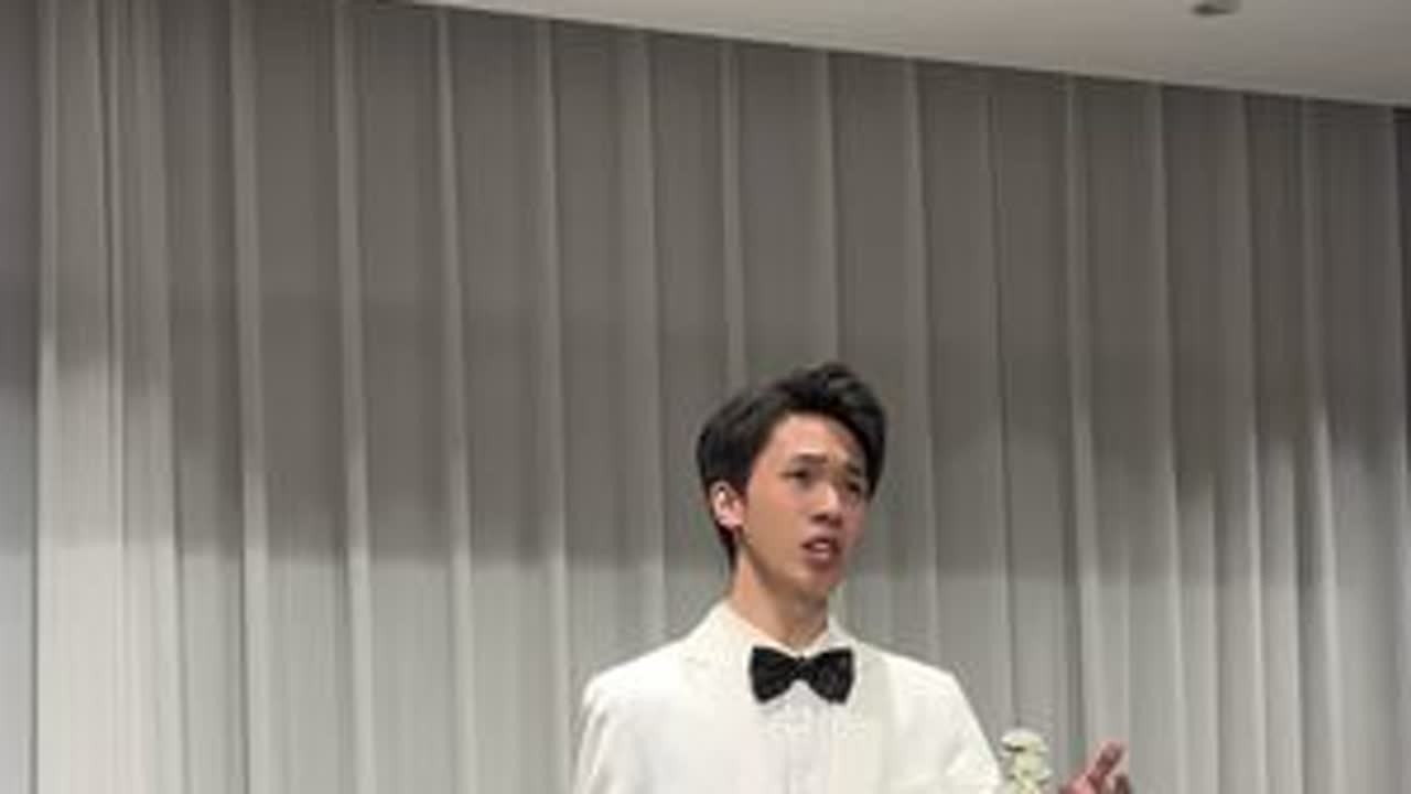研二爱徒陈俊豪在音乐会上表演的《月光一样美的姑娘》、《鼓浪屿之波》精选片段。俊豪演唱时的情感和表演都很投入，外形俊朗帅气！想听俊豪演唱更多的好作品的朋友们，可以在5.12.晚来广西艺术学院音乐厅...