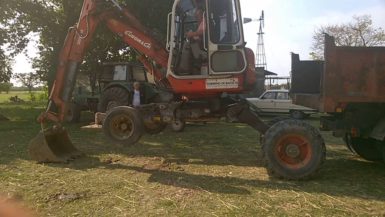 cargando retro excavadora euromach a camión volcador