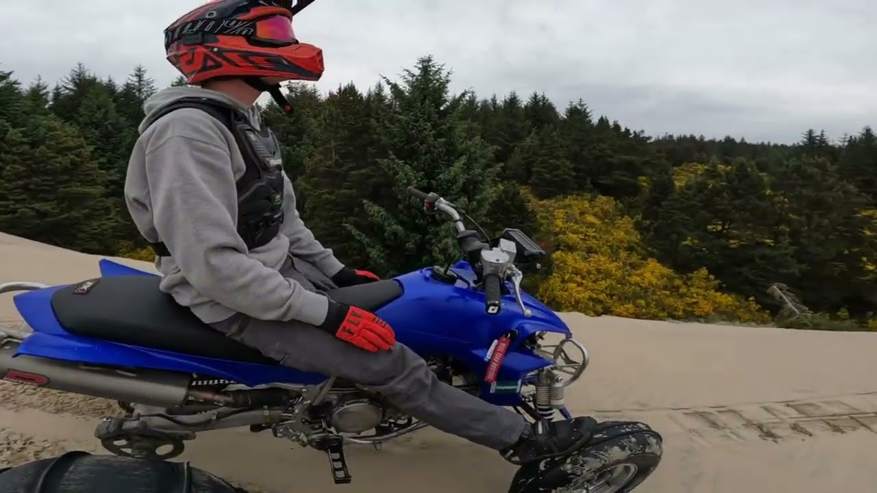 Yfz 450 playing around Florence dunes ￼