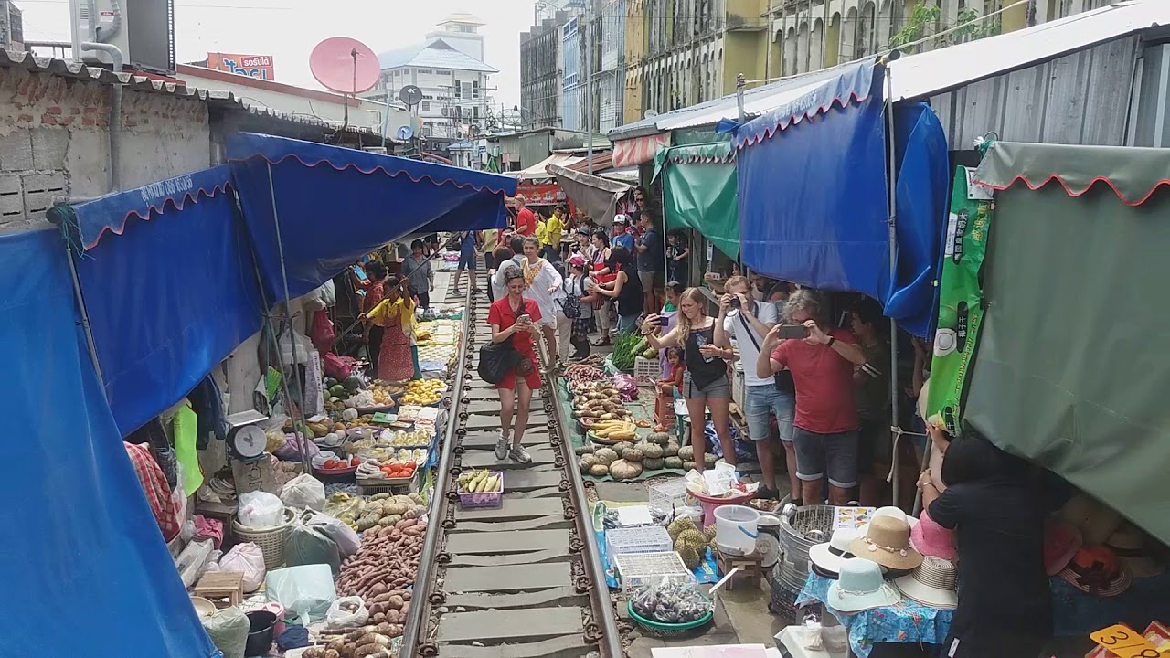 นั่งรถไฟผ่านตลาดร่มหุบ (ขาเข้าแม่กลอง) มุมมองจากท้ายขบวนรถ