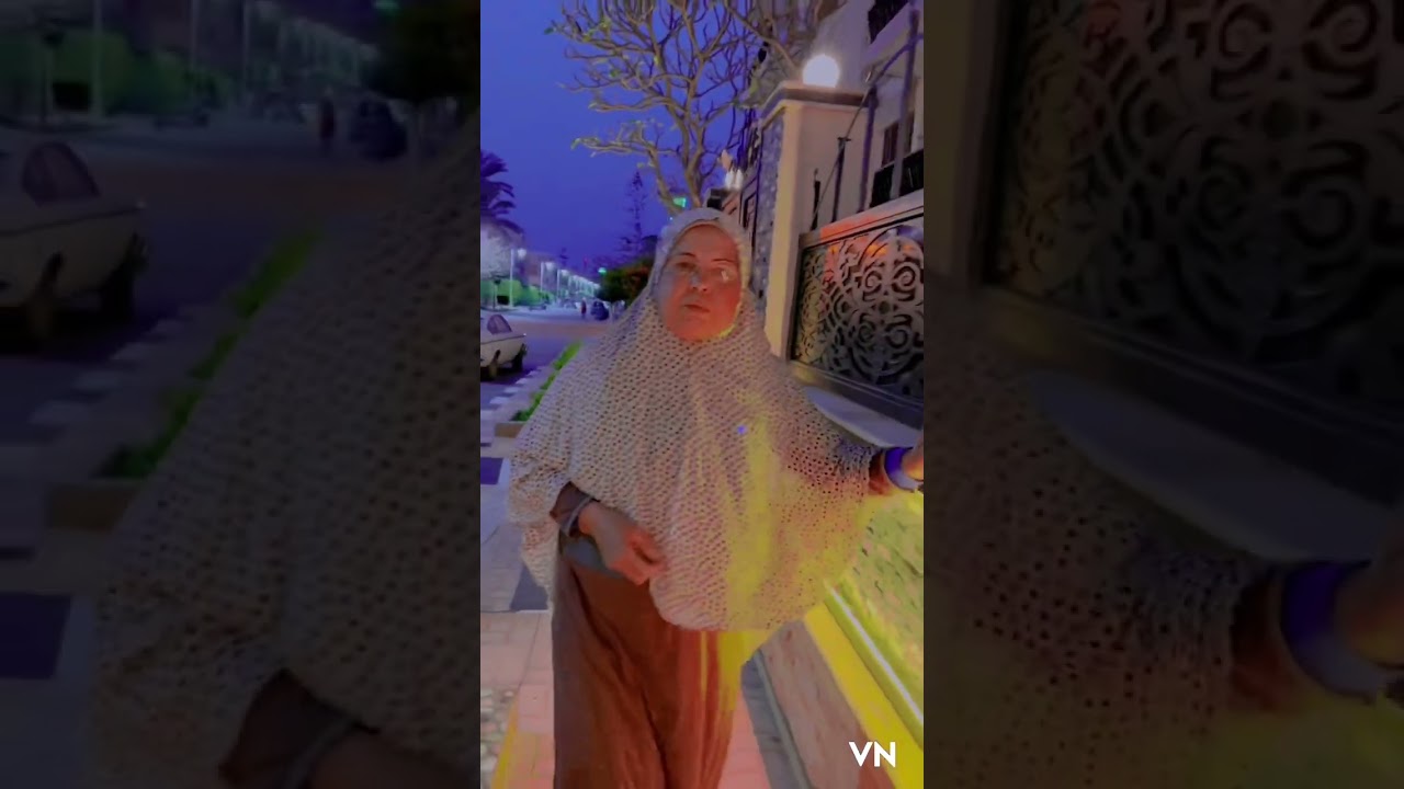 شاب إهانة لامه أمام زوجته