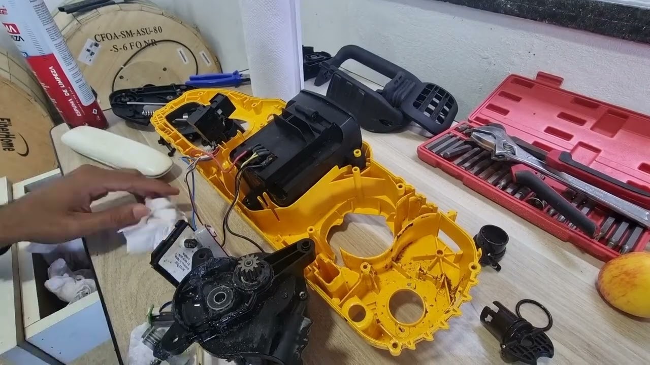Eletroserra Dewalt Dccs670b por dentro
