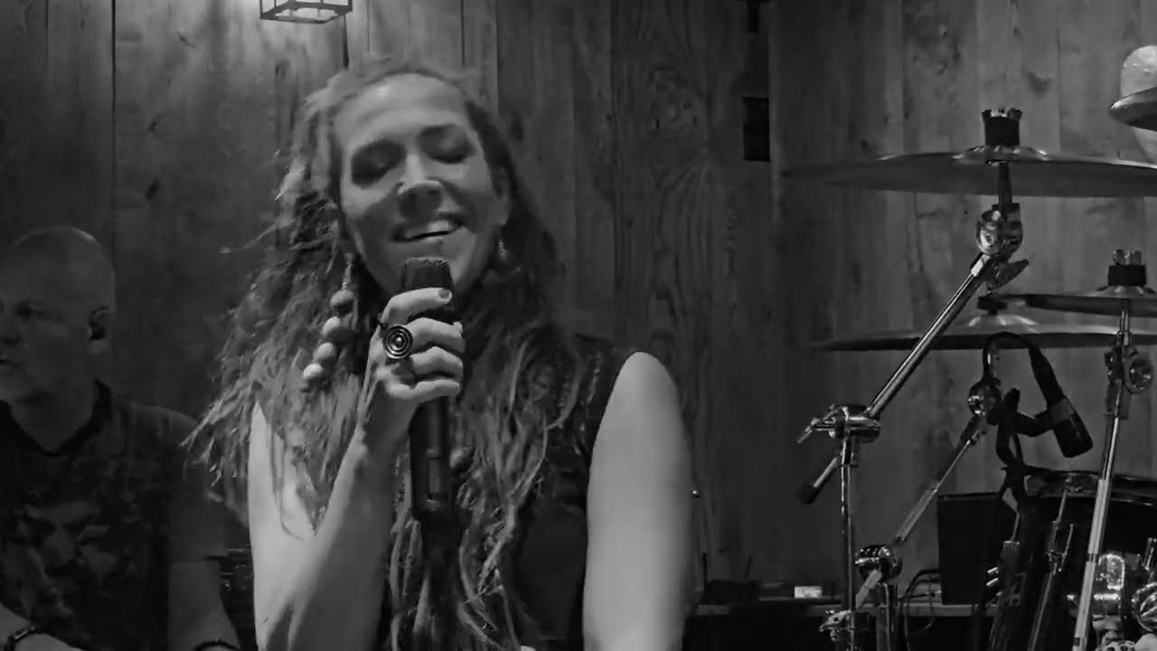 'Am I The One' van Beth Hart door tributeband 'Delicious Surprise'