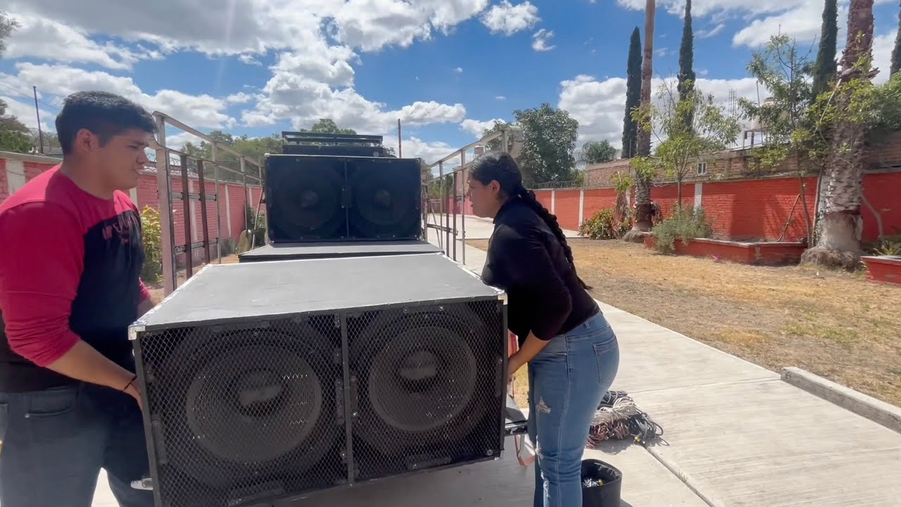 Su hermana le ayuda el fabrico todo su sonido!