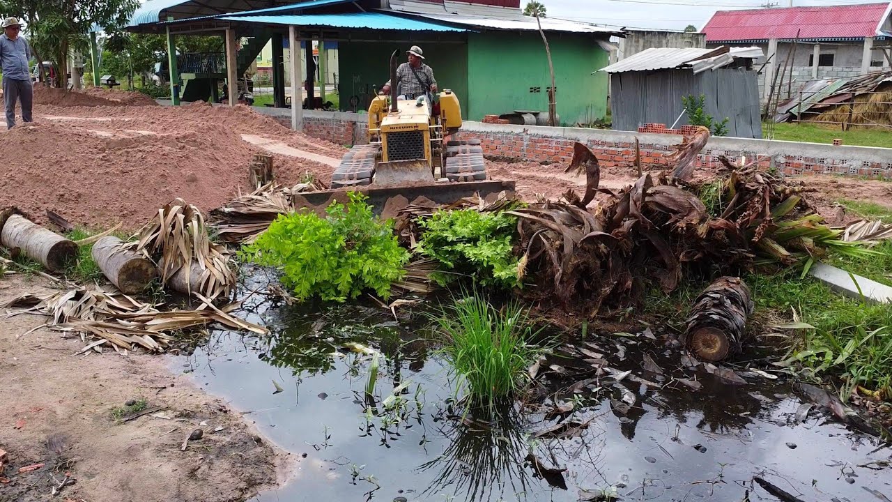 New Project!! Strong Bulldozer Pushing Soil Filling Dirt Water And Clearing Land With 5ton truck.