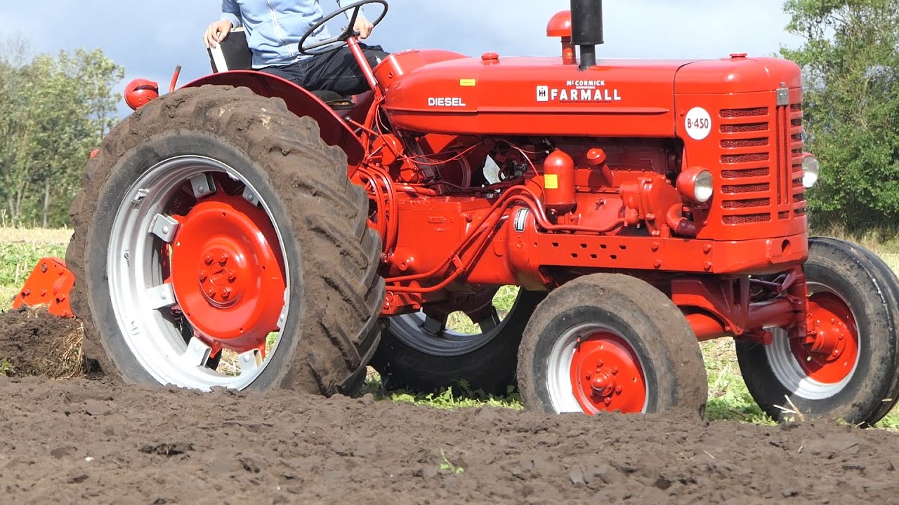 IH McCormick Farmall B-450 in the field ploughing w/ 2-Furrow Plough | Pure Nostalgia
