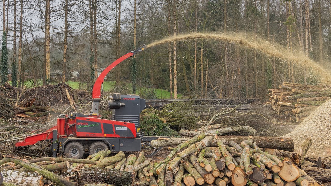 Wood chipping Ufkes Greentec 962 Engine 425 HP excavator feed