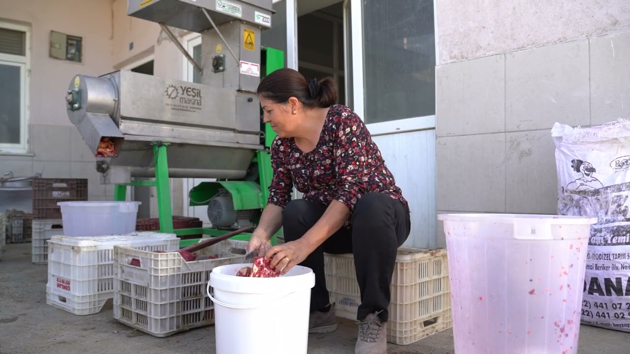 BÜYÜKŞEHİR’DEN BİR İLK; NAR TANELEME MAKİNESİ