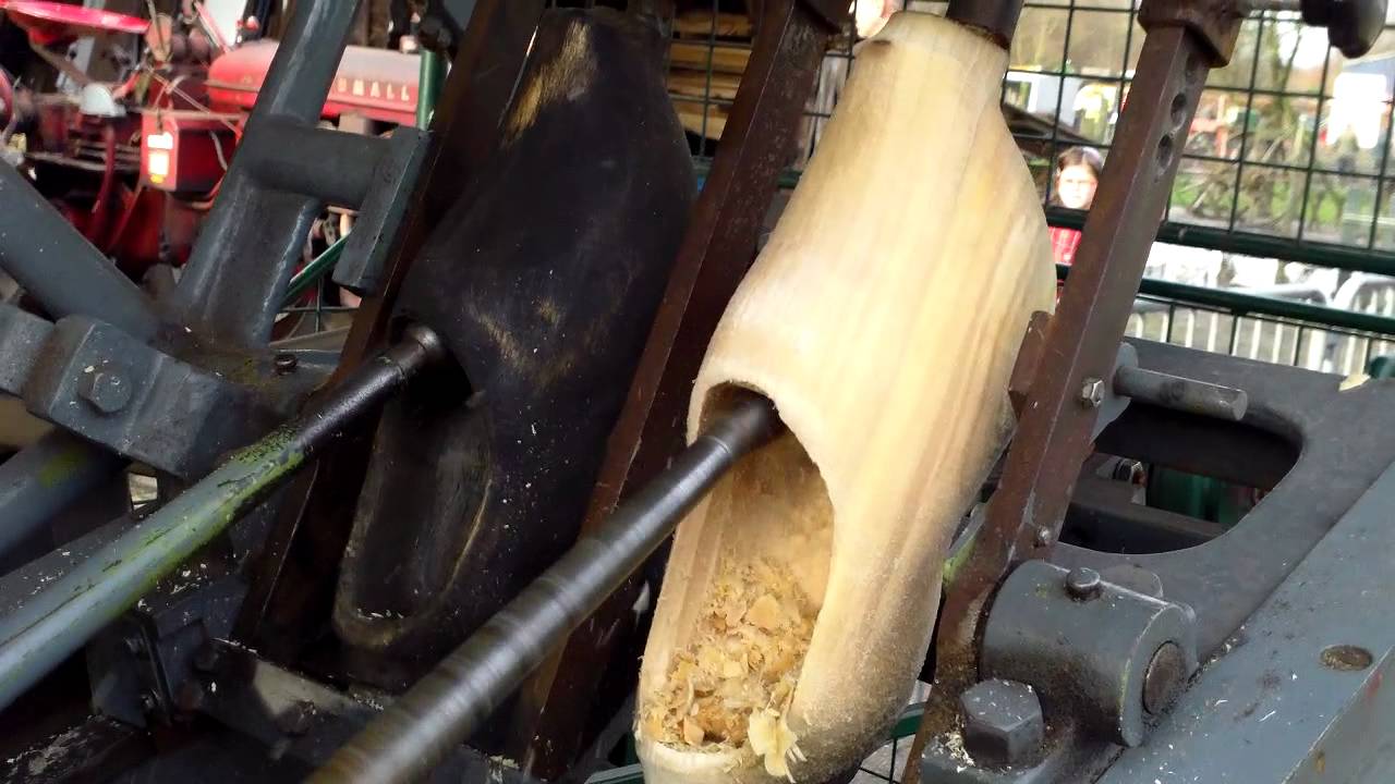 Making Wooden Shoes , klompen maken , Dorsdag Bladel 2012