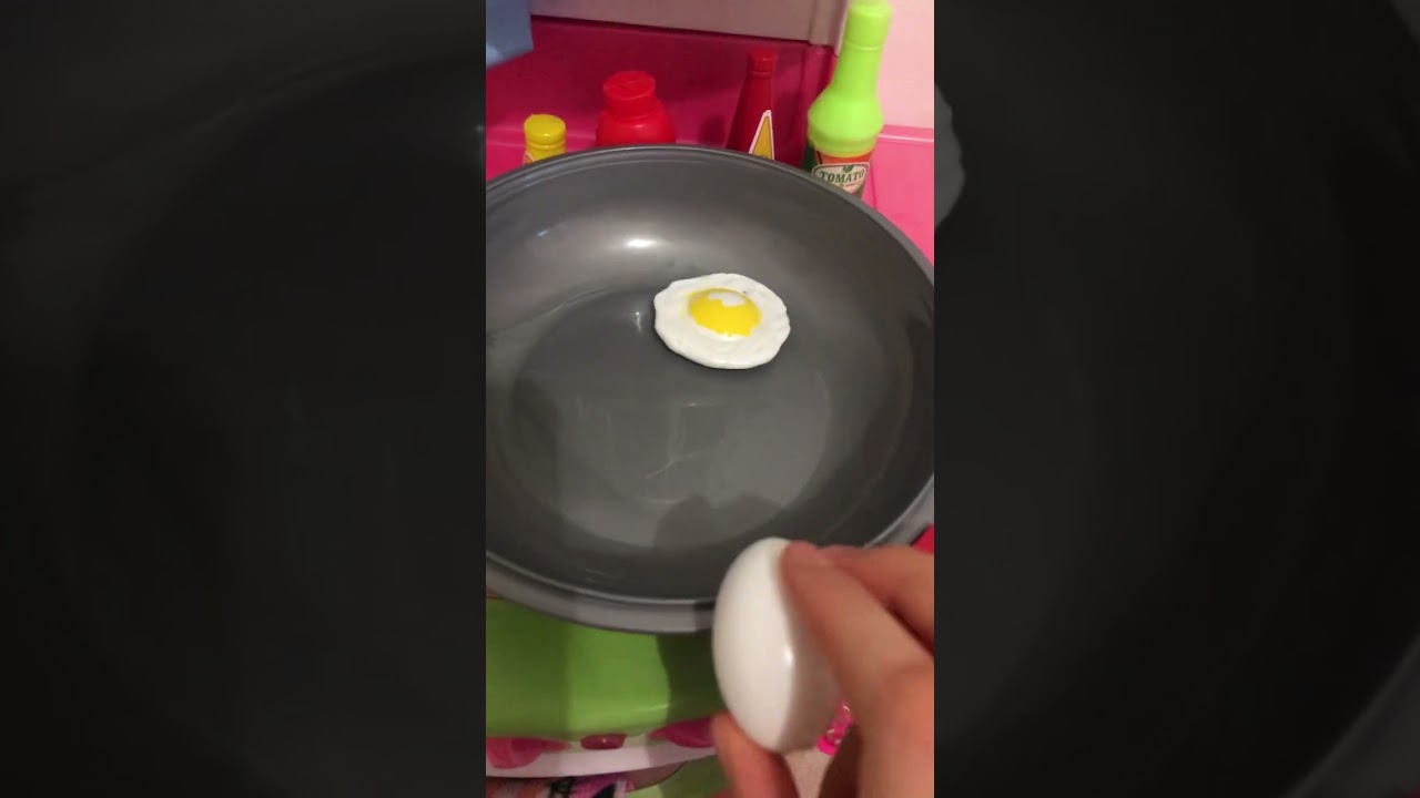 Cozinhando ovinho com salsicha para baby Lorena #cozinhando #brinquedo #deixaolike