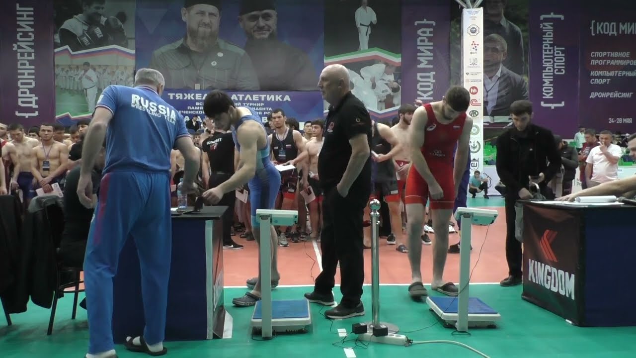 Взвешивание борцов до 86 и 97 кг на первенстве России 2024 среди юниоров до 21 года в Грозном.