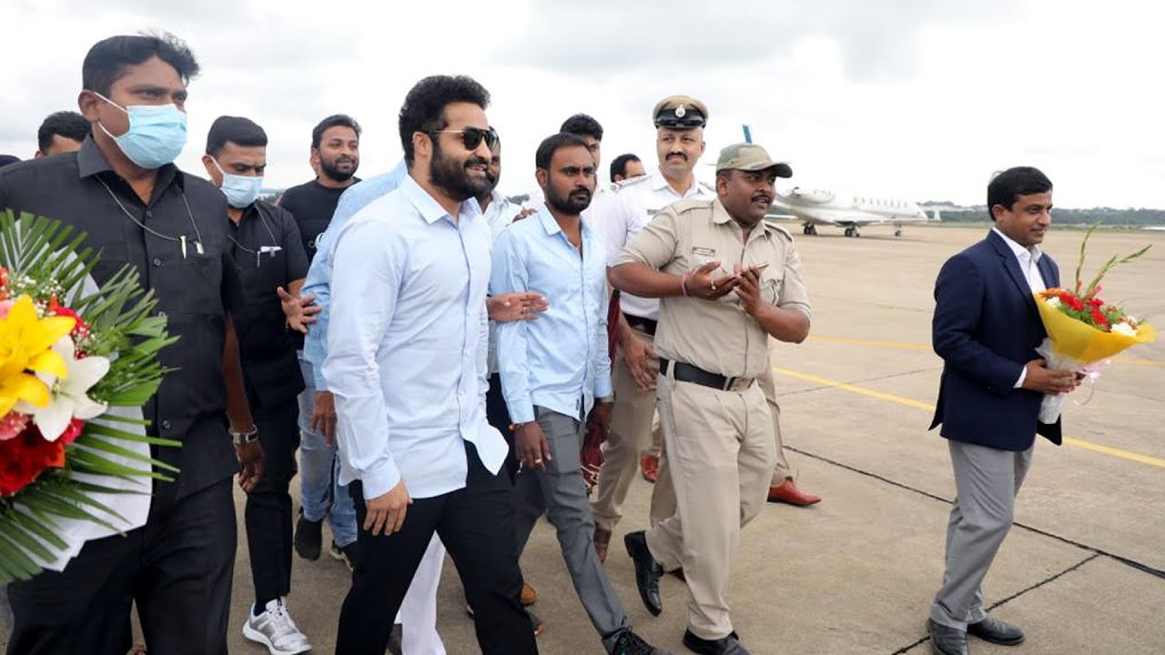 Jr Ntr Arrived on Special Flight at Bangalore Airport | BezawadaMedia