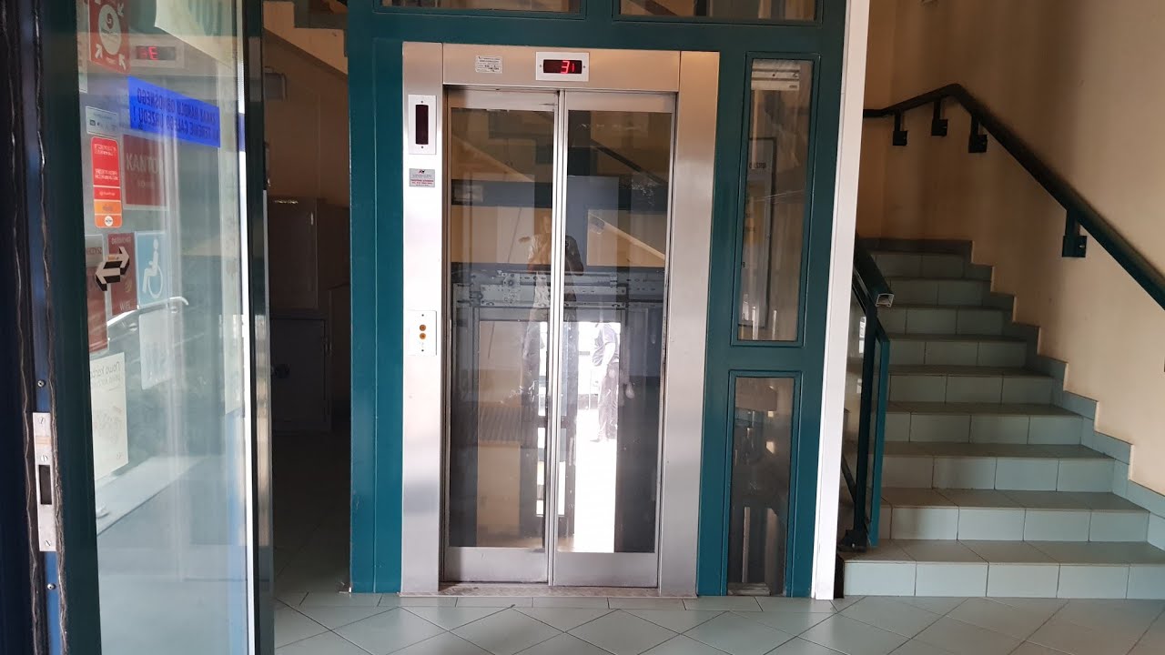 Hydrauliczna winda Lift Service z 1996 roku @ Poczta Polska, Olsztyn, Polska