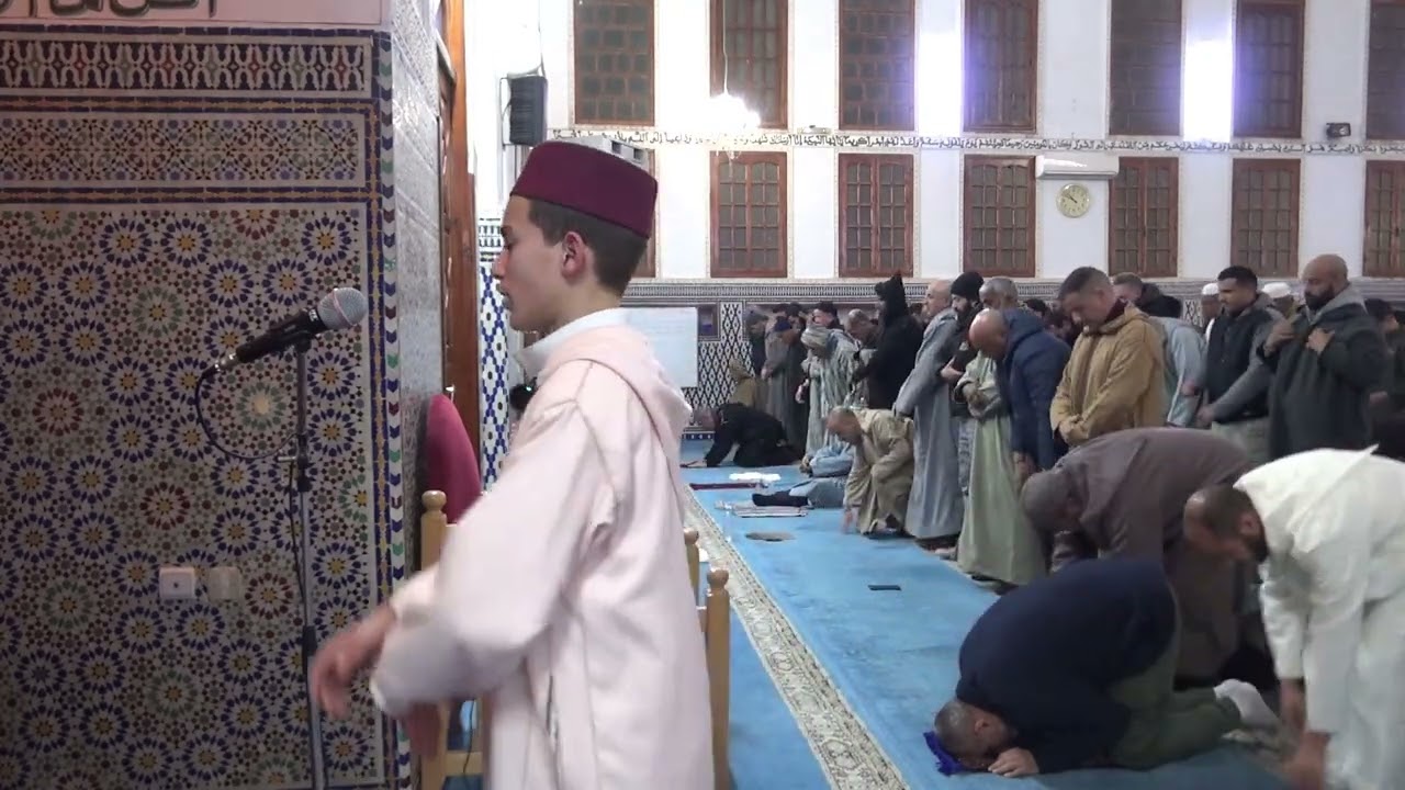 الطفل محمد زقروز يؤم المصلين في صلاة التراويح بمسجد البعث