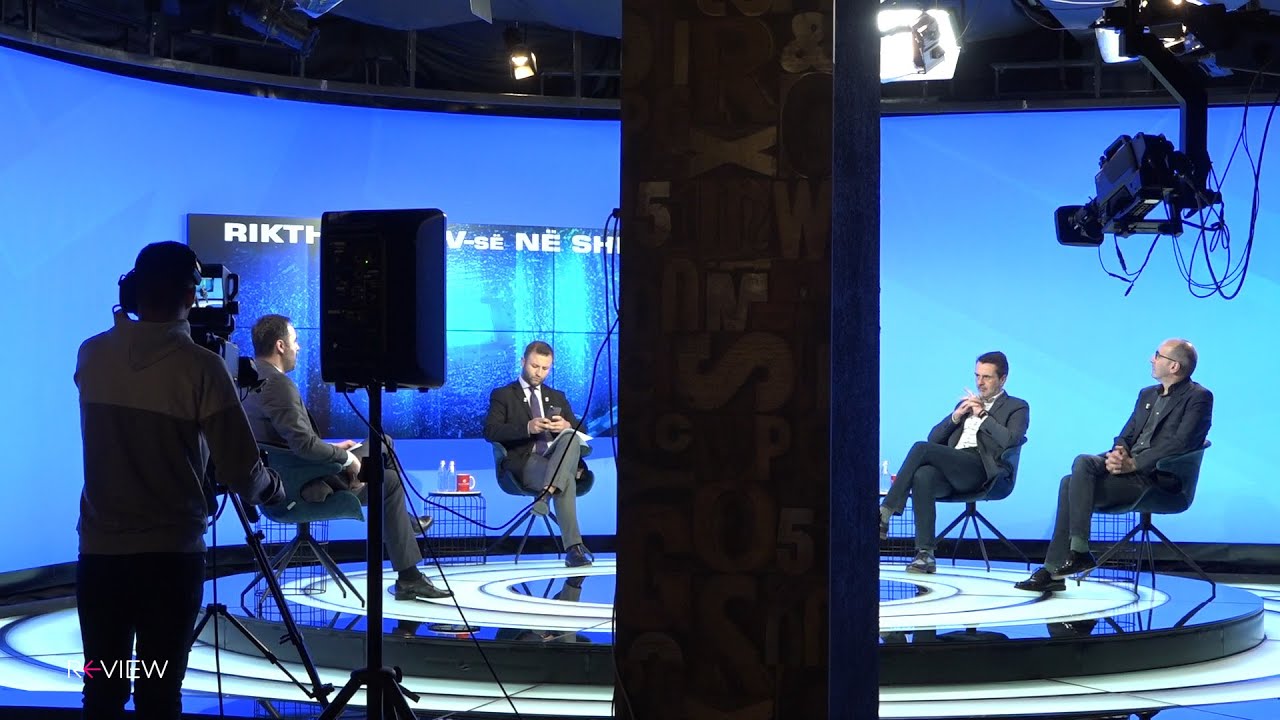 Ermal Panduri na tregon se &ccedil;ka ndodh&euml; n&euml; studiot e televizioneve para se t&euml; nisin debatet?