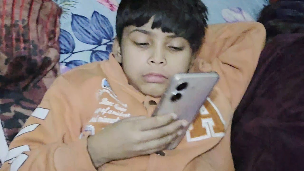  Ronak Raat ko chupke😱 phone 📱 chala raha ha