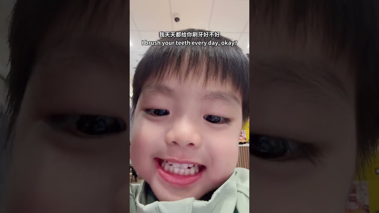 Lewen宝宝去茶馆外面拍照，还指挥爸爸妈妈拍照片好可爱～小鱼带不走放生了，乐文很喜欢小鱼还和他们说拜拜；和潘爸在广场玩喷烟游戏，乐文喷潘爸抓超级开心！玩后又去麦当劳吃薯条和麦乐鸡超满足～