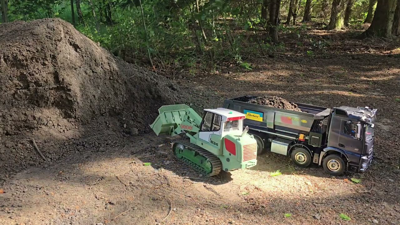 RC Fahrtag im Wald🌲. Liebherr 634 u. MB Arocs beim Lagerplatz anlegen. #rcmodel #truckmodels #rc